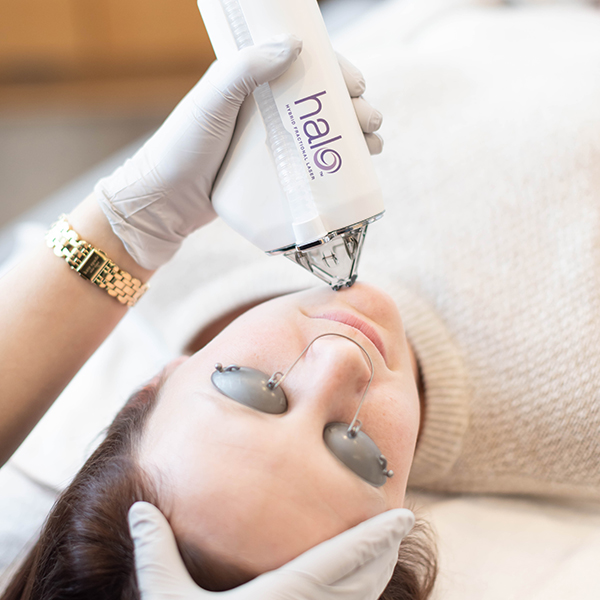 Kalon patient receiving Halo Pro treatment on face.