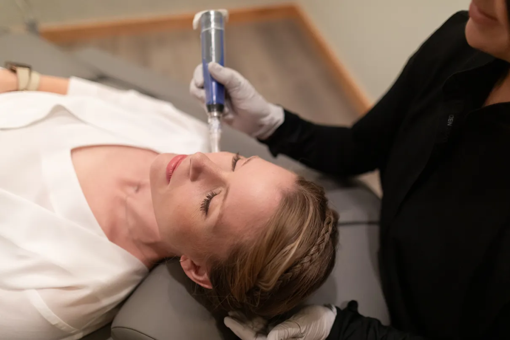 Kalon provider performs SkinPen treatment on a patient.